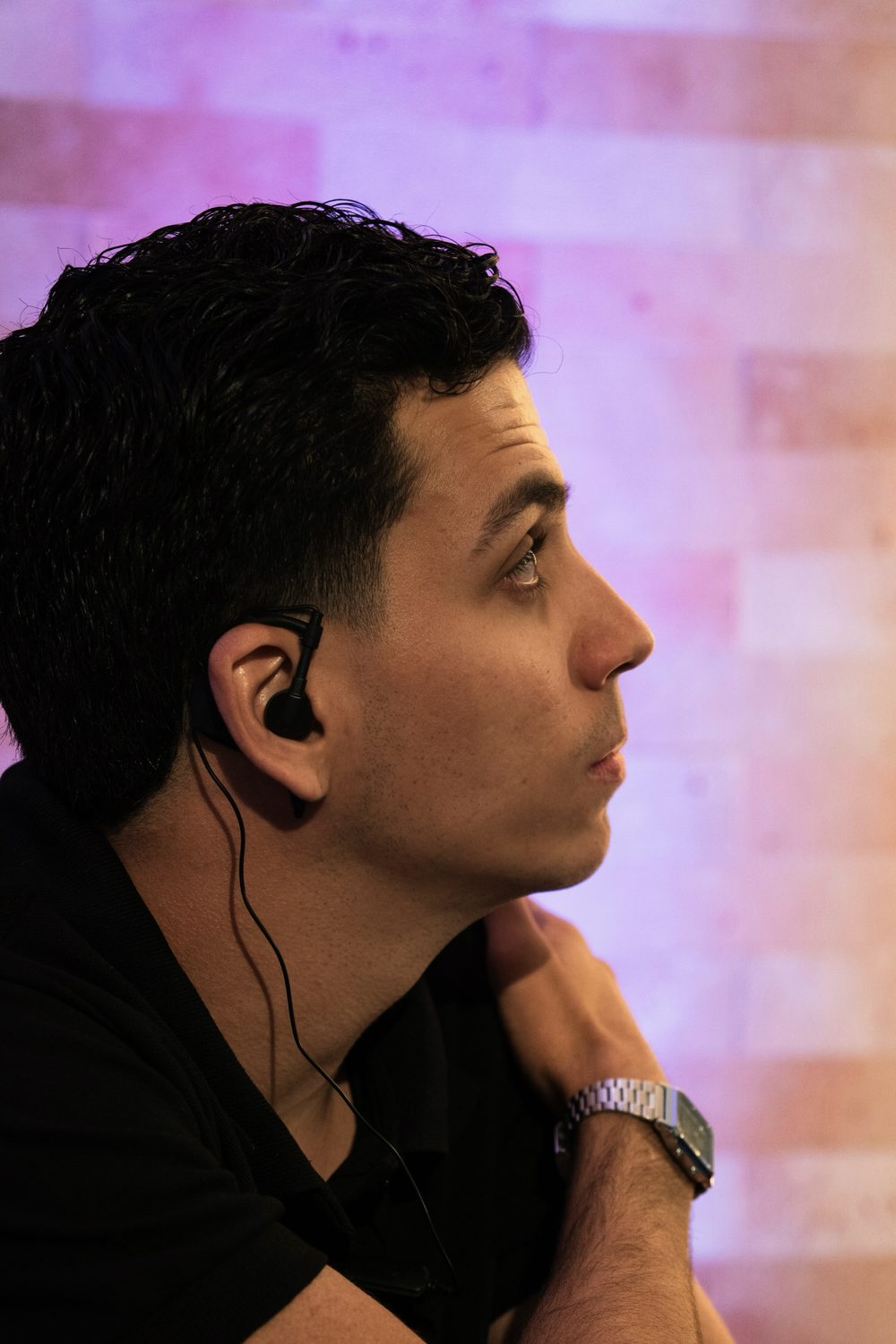 Bruno Araújo, gestor de tráfego pago, de perfil com camisa polo preta